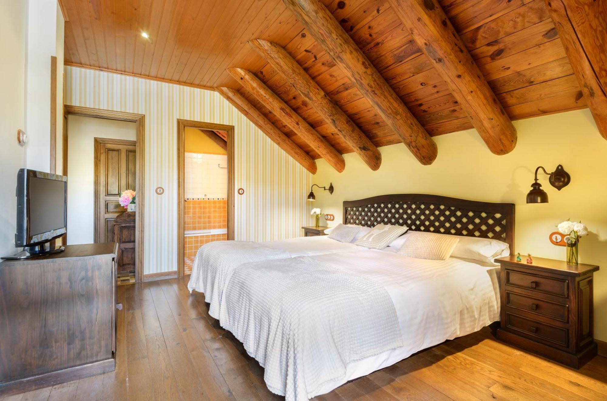 Hotel Rural El Mirador De Los Pirineos Санта-Крус-де-ла-Серос Экстерьер фото